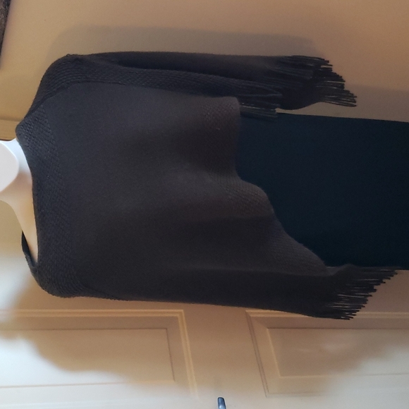 Sweaters - SALE‼️ Poncho ONE SIZE